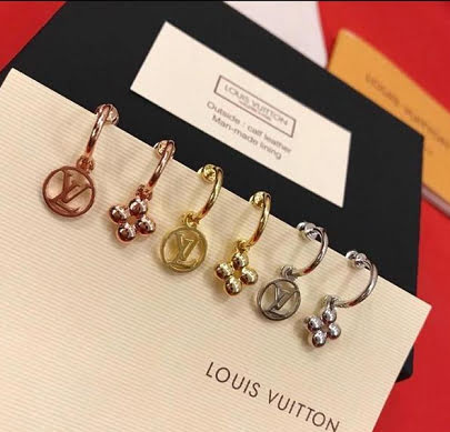 Louis Vuitton新款飾品 路易威登多花鏤空手鏈 LV吊墜可調節手環  zglv1861